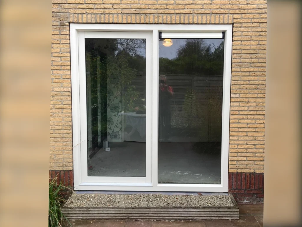 plaatsen van 1 kunststof kozijn foto 1