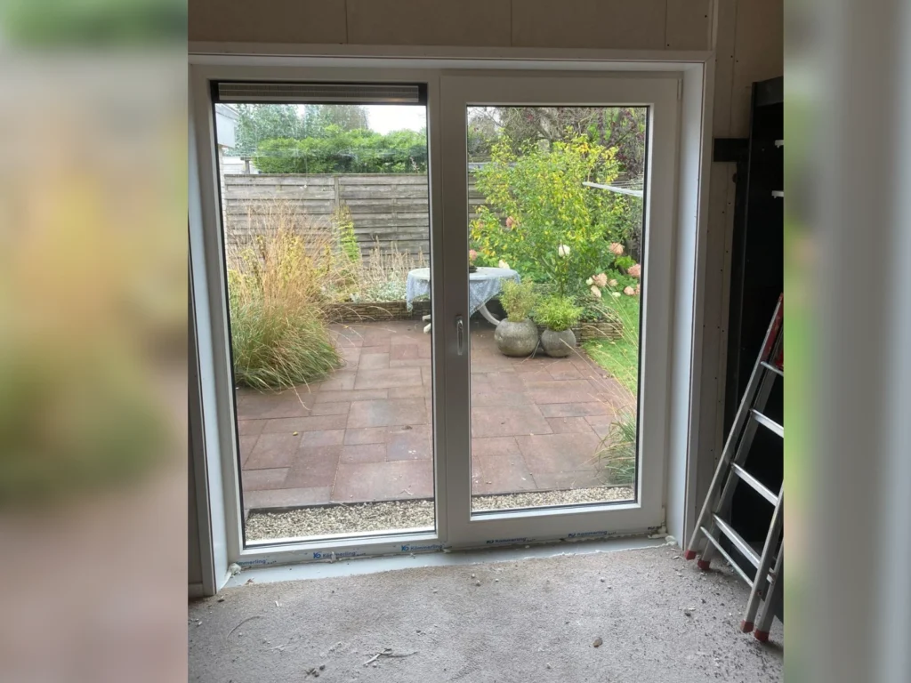 plaatsen van 1 kunststof kozijn foto 2